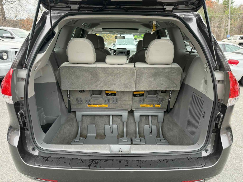 2014 Toyota Sienna Image 26