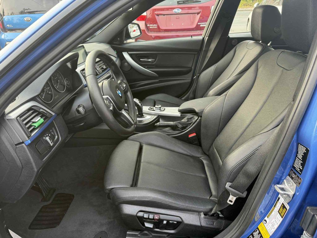 2013 BMW 3 Series Image 9
