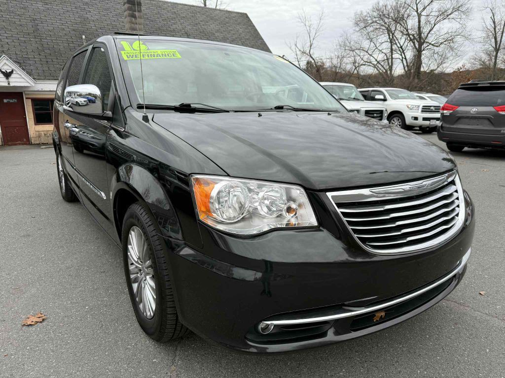 2016 Chrysler Town & Country Image 1