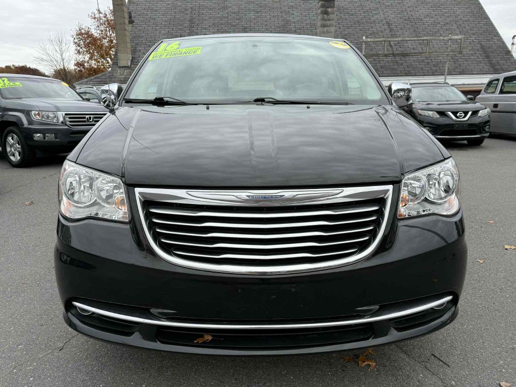 2016 Chrysler Town & Country Image 2