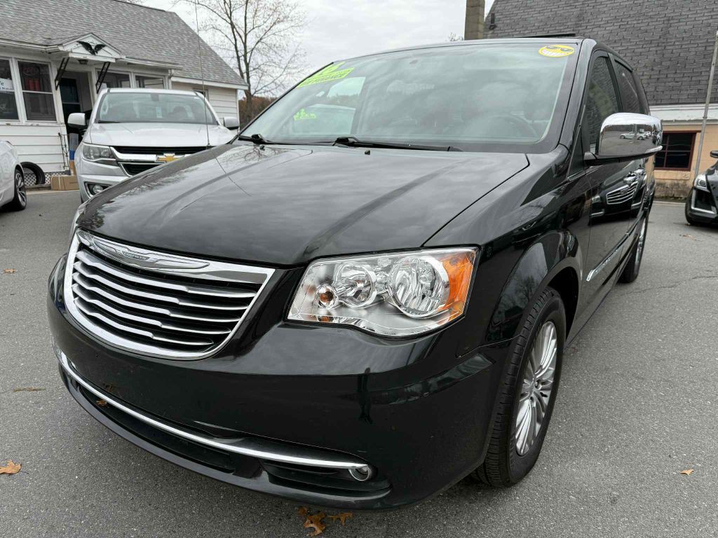 2016 Chrysler Town & Country Image 3