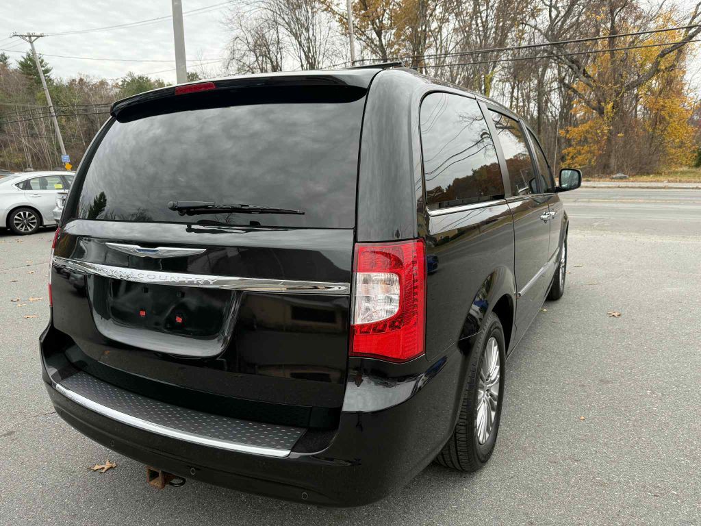2016 Chrysler Town & Country Image 7