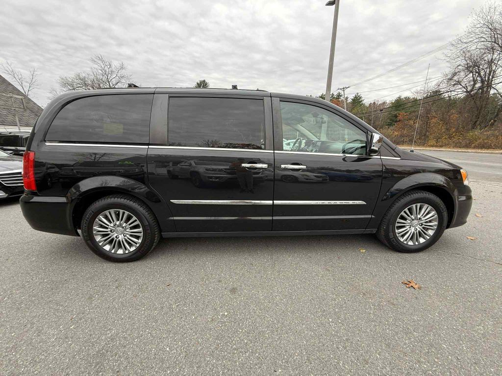 2016 Chrysler Town & Country Image 8