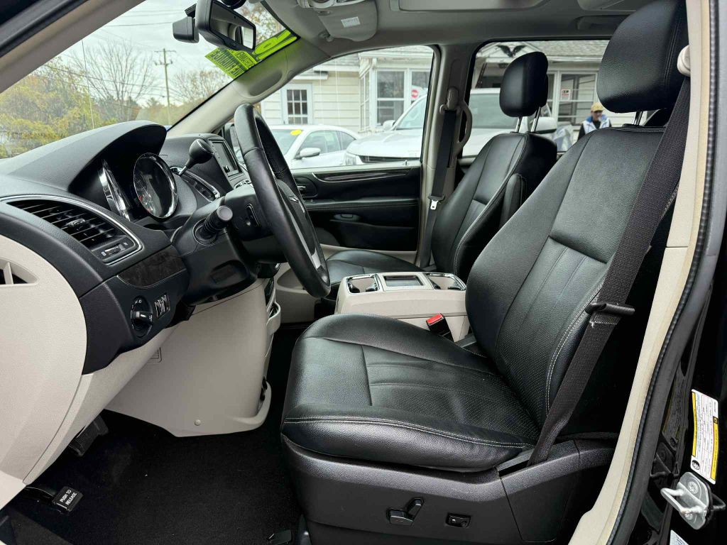 2016 Chrysler Town & Country Image 9