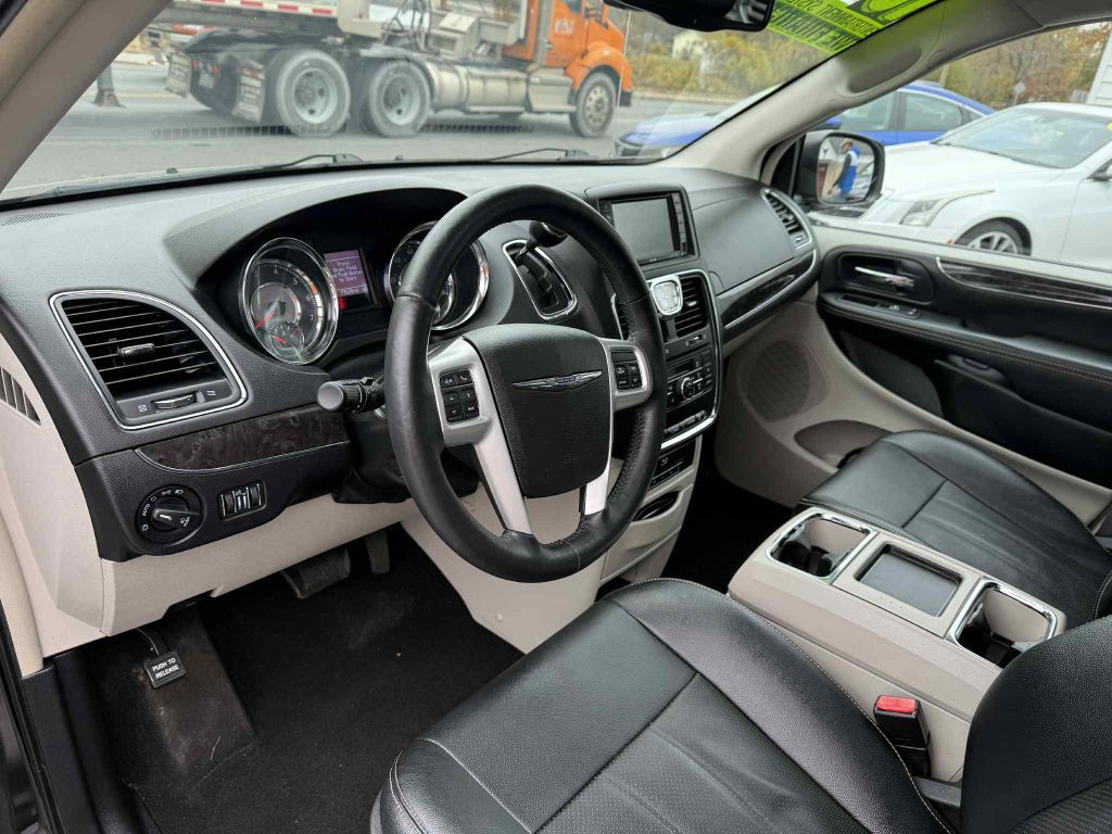 2016 Chrysler Town & Country Image 10