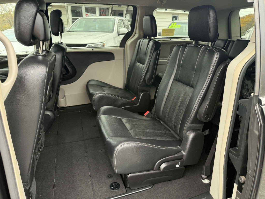 2016 Chrysler Town & Country Image 11