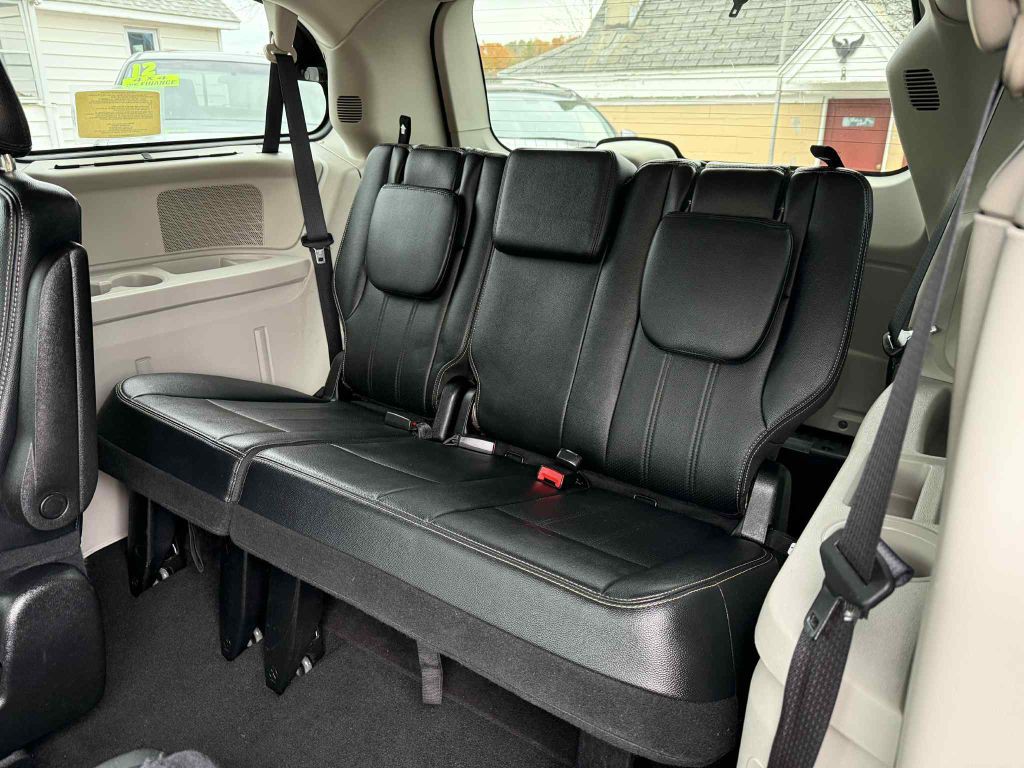 2016 Chrysler Town & Country Image 12