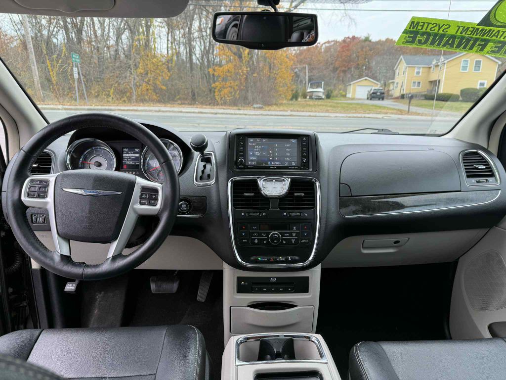 2016 Chrysler Town & Country Image 13