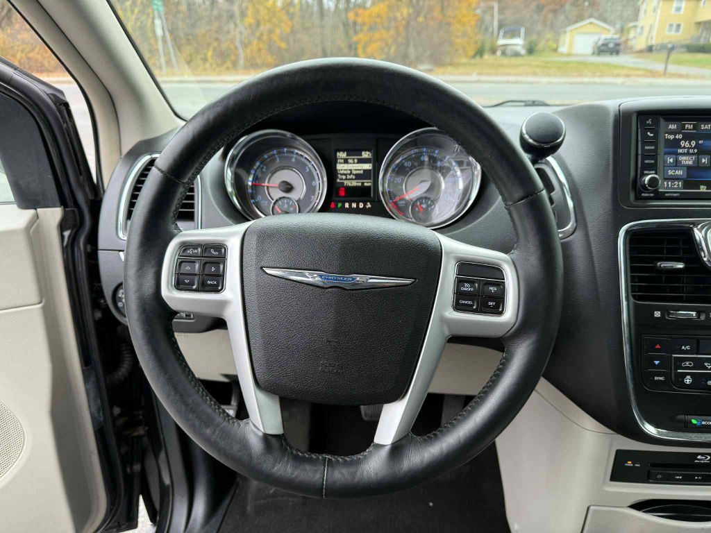 2016 Chrysler Town & Country Image 14