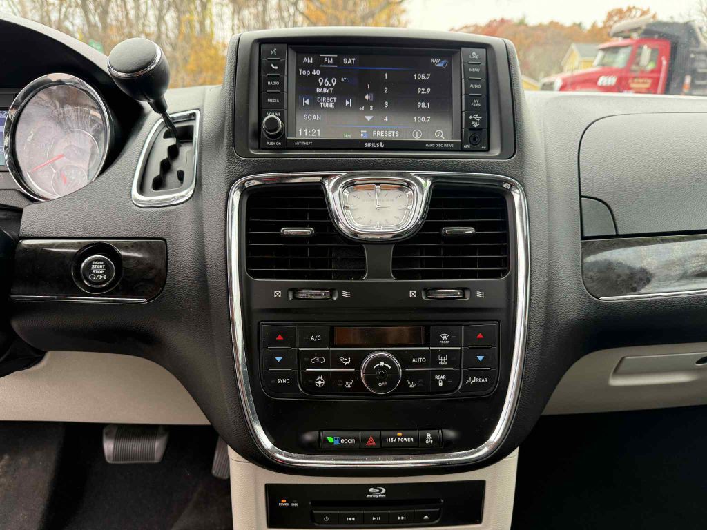 2016 Chrysler Town & Country Image 15