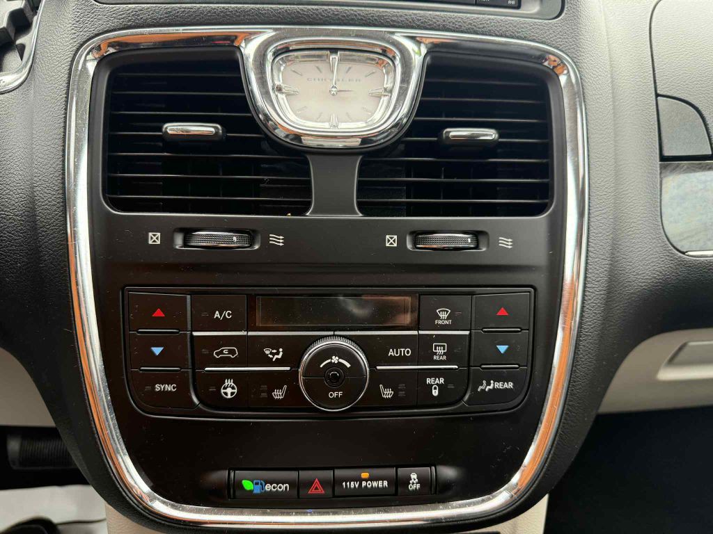 2016 Chrysler Town & Country Image 17