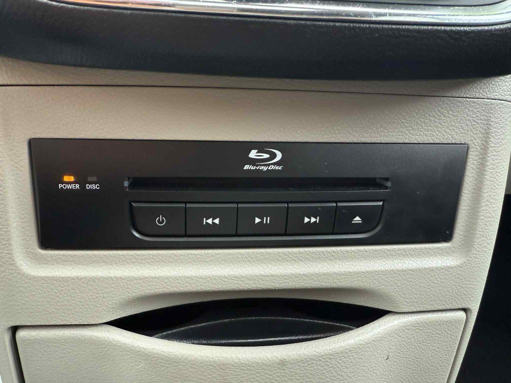 2016 Chrysler Town & Country Image 18