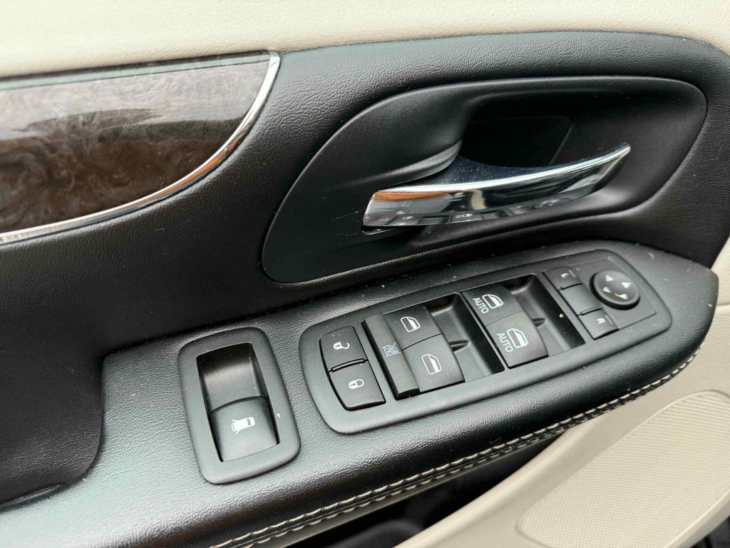 2016 Chrysler Town & Country Image 22
