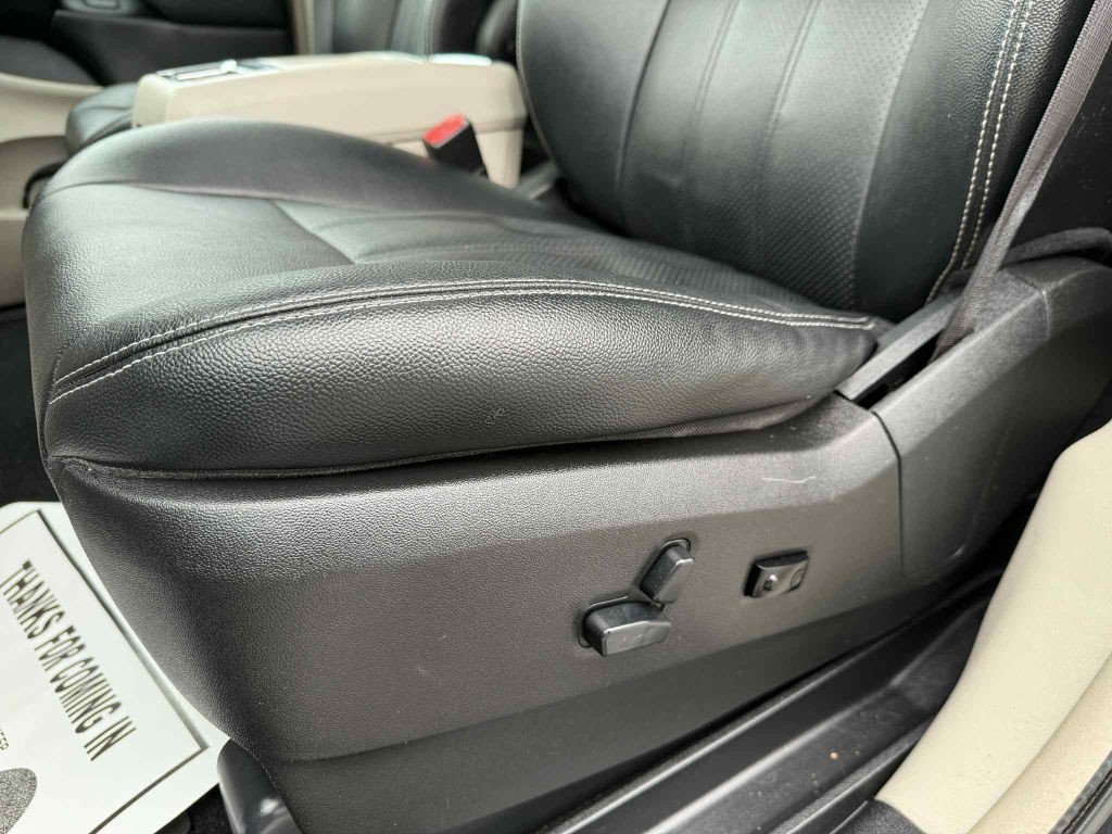 2016 Chrysler Town & Country Image 23