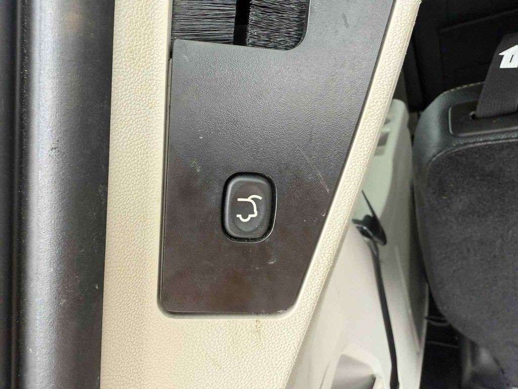 2016 Chrysler Town & Country Image 24