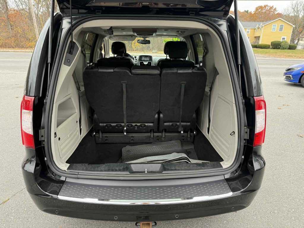 2016 Chrysler Town & Country Image 25