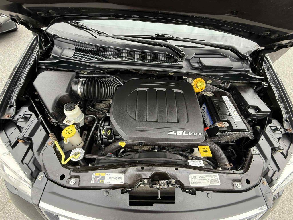 2016 Chrysler Town & Country Image 26