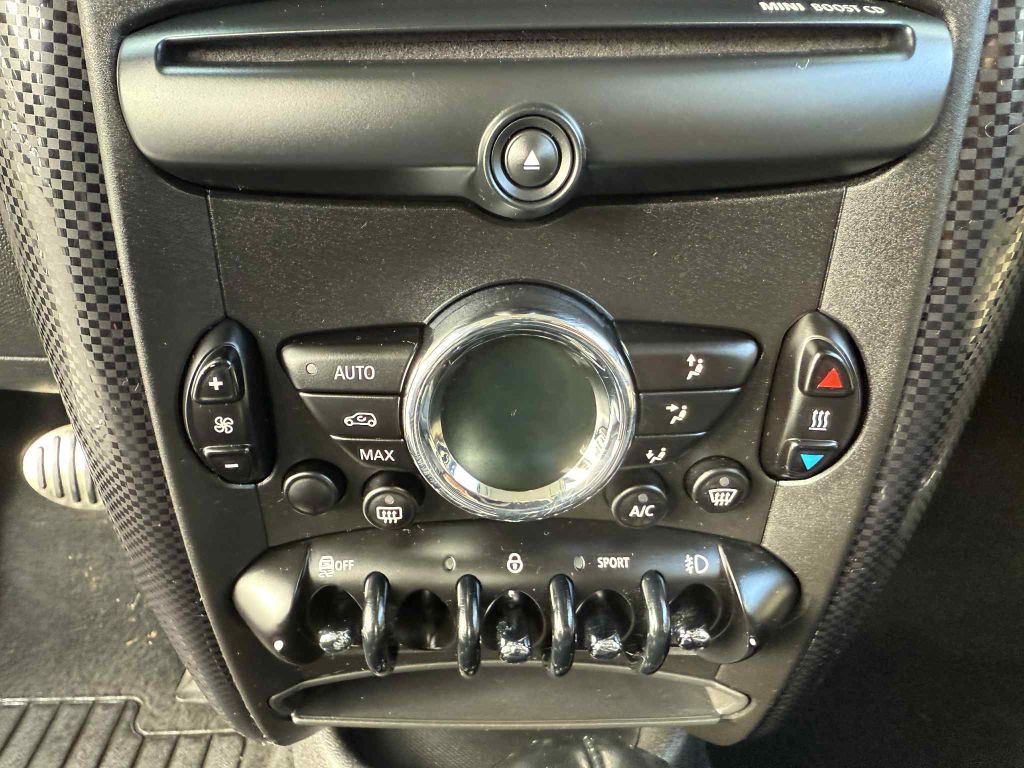 2015 MINI Cooper Image 15
