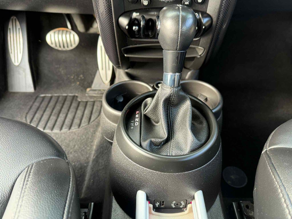 2015 MINI Cooper Image 16