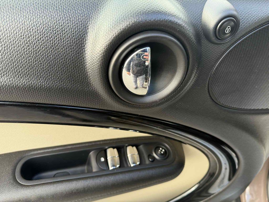 2015 MINI Cooper Image 17