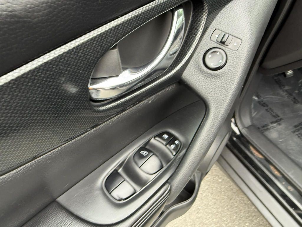 2016 Nissan Rogue Image 19