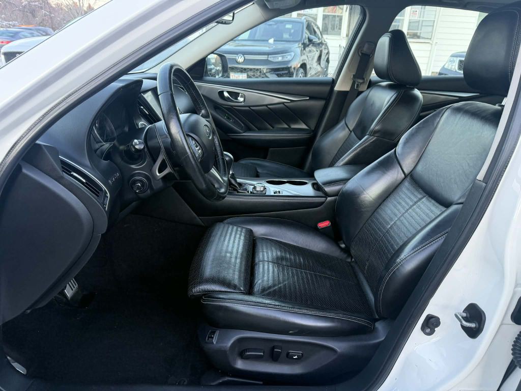 2016 INFINITI Q50 Image 9