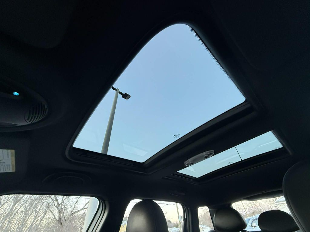 2016 MINI Cooper Image 16