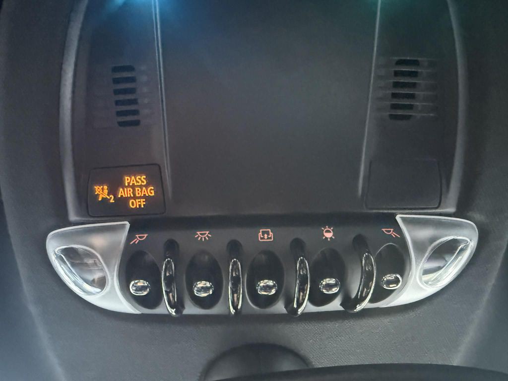 2016 MINI Cooper Image 17