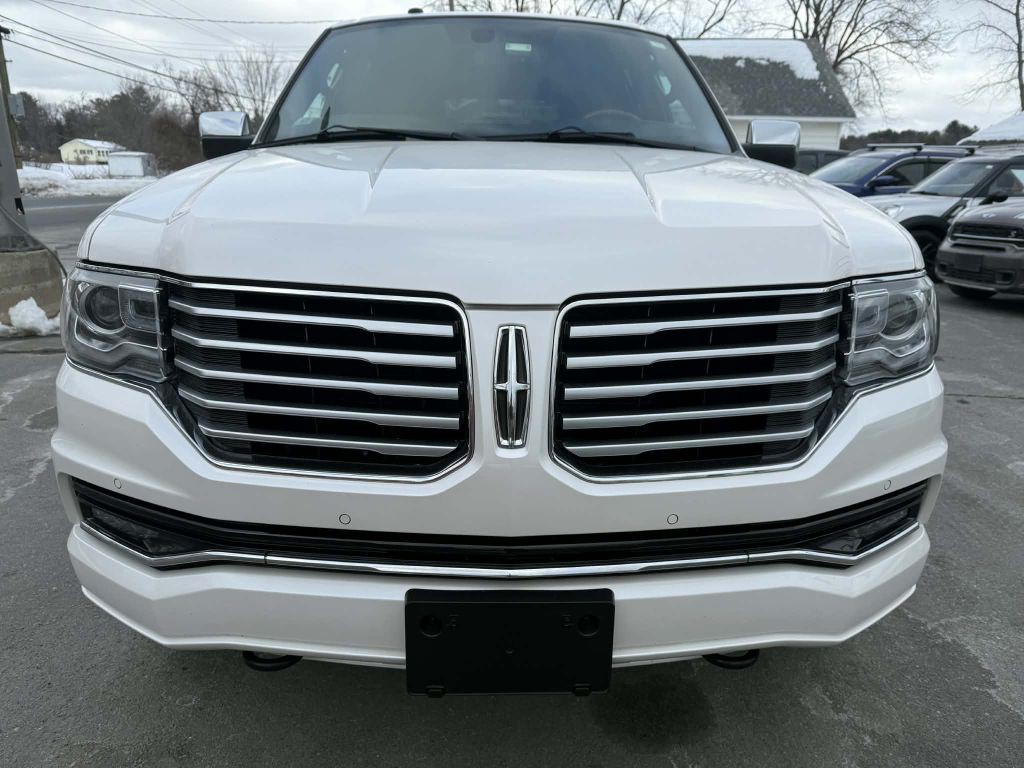 2017 Lincoln Navigator Image 2