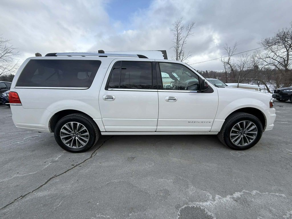 2017 Lincoln Navigator Image 8