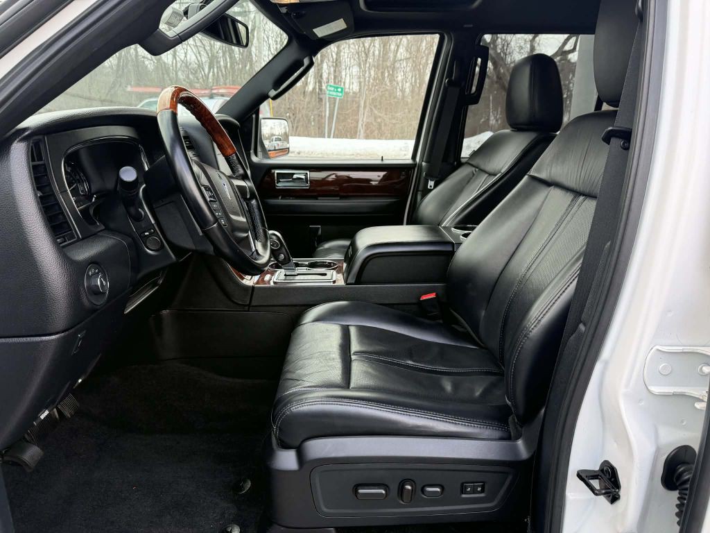 2017 Lincoln Navigator Image 9