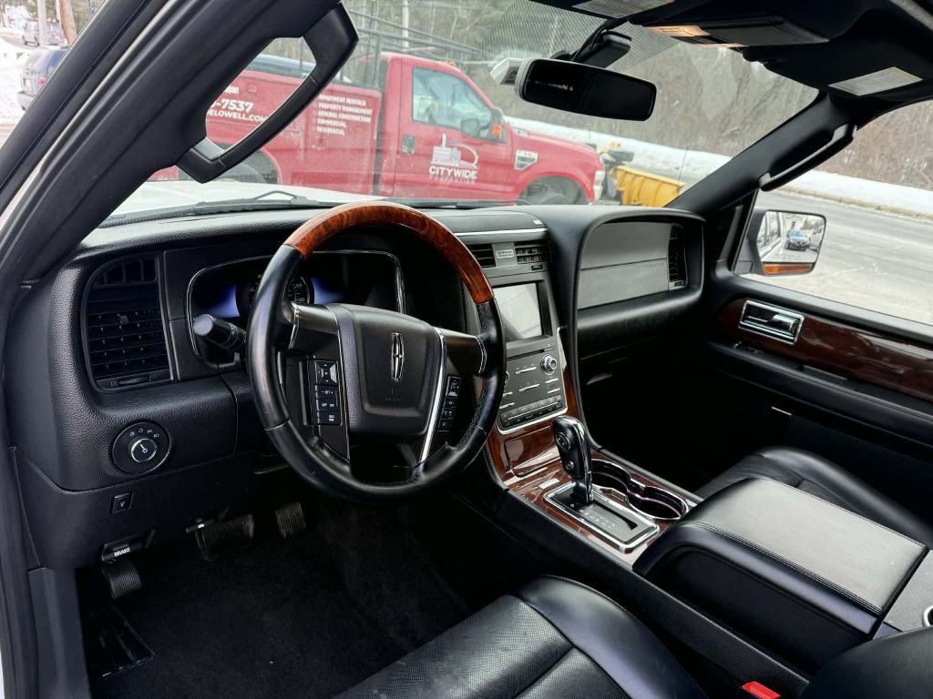 2017 Lincoln Navigator Image 10