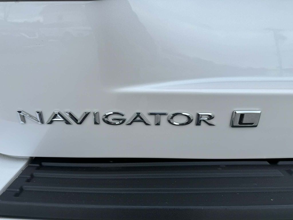 2017 Lincoln Navigator Image 24