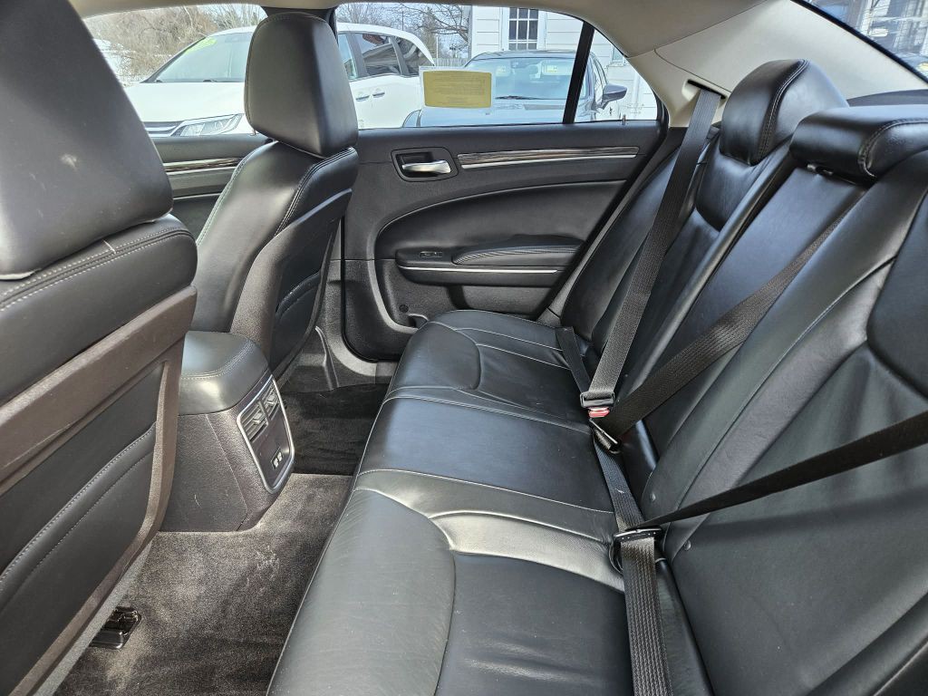 2015 Chrysler 300 Image 11