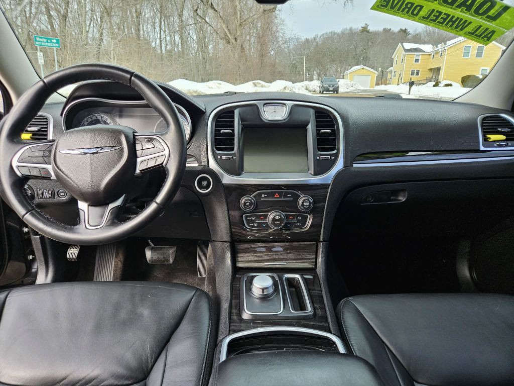 2015 Chrysler 300 Image 12