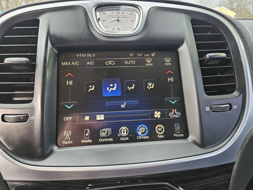 2015 Chrysler 300 Image 16