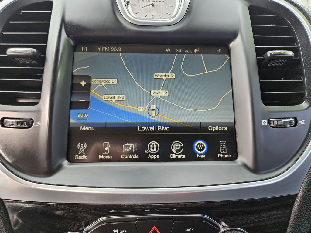 2015 Chrysler 300 Image 17