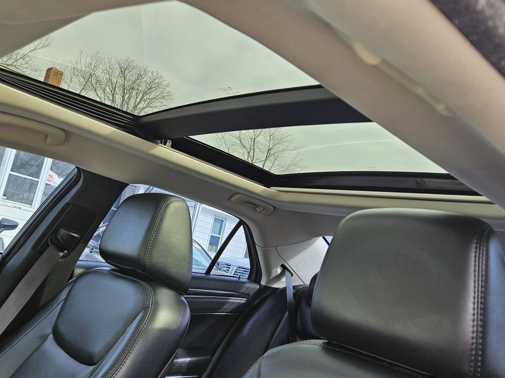 2015 Chrysler 300 Image 19