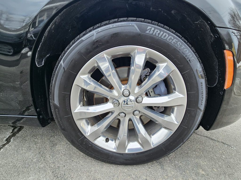 2015 Chrysler 300 Image 26