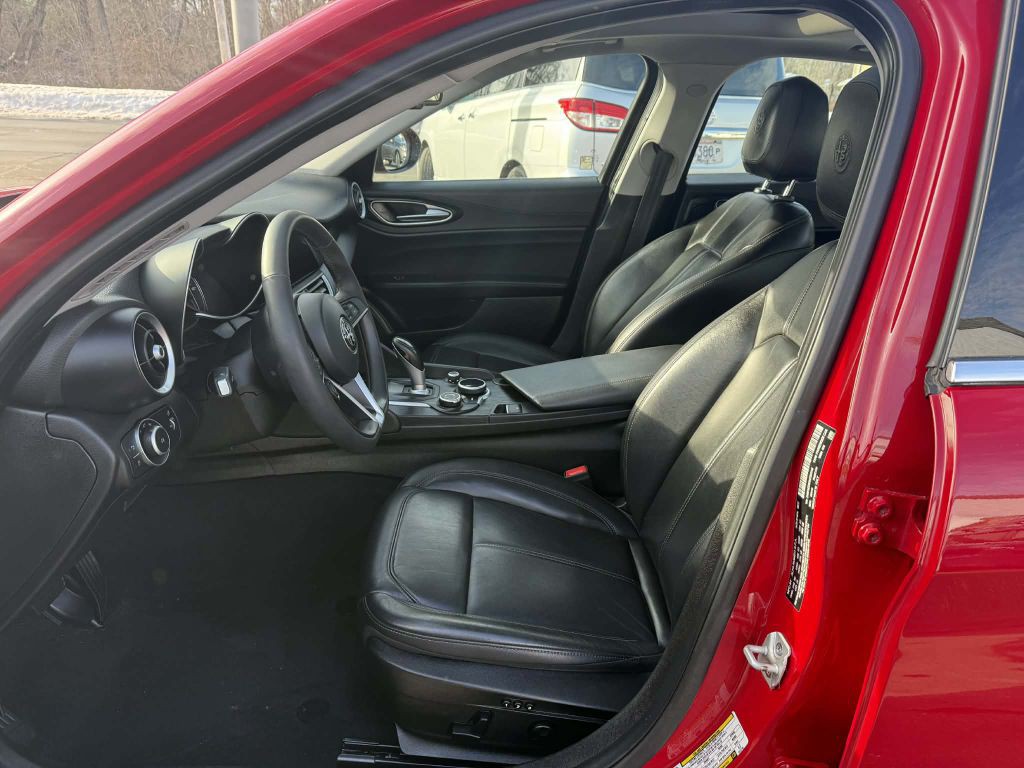 2017 Alfa Romeo Giulia Image 9