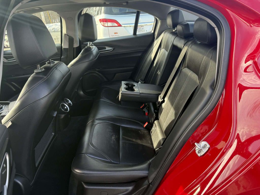 2017 Alfa Romeo Giulia Image 11