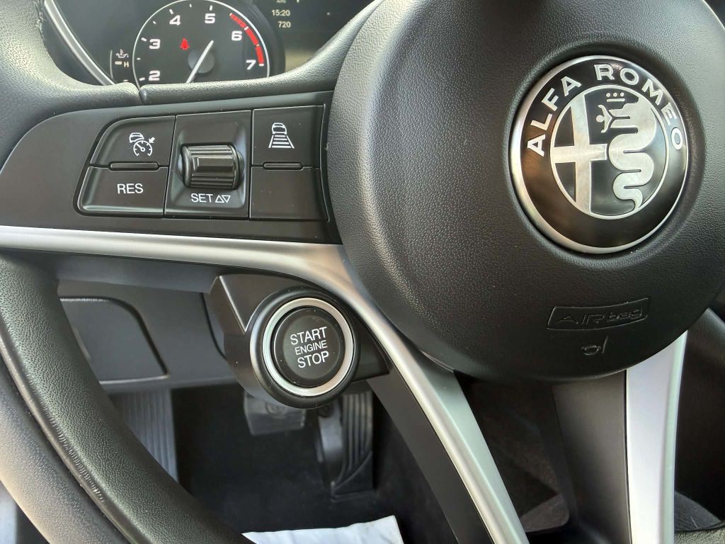 2017 Alfa Romeo Giulia Image 14