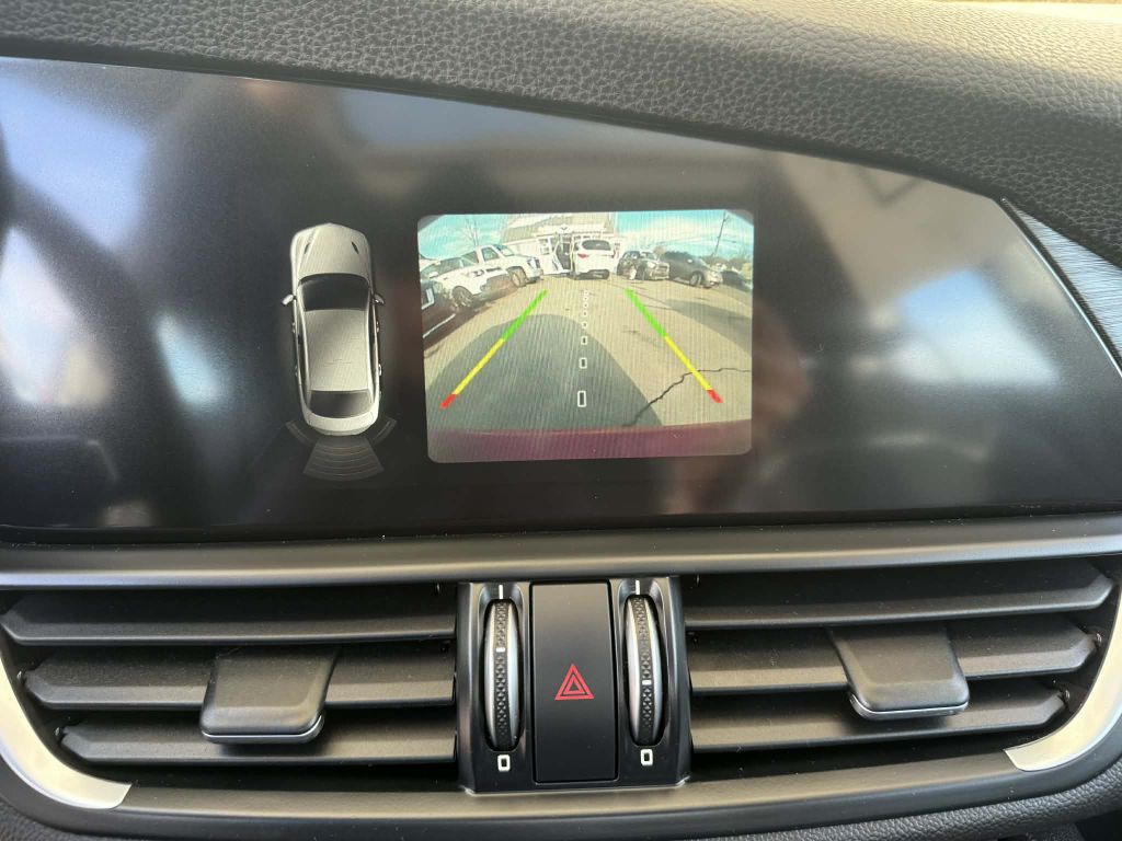 2017 Alfa Romeo Giulia Image 17