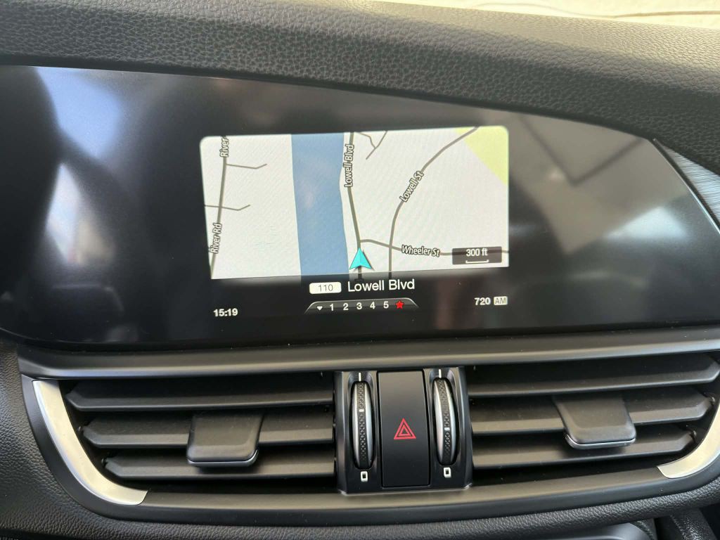 2017 Alfa Romeo Giulia Image 18