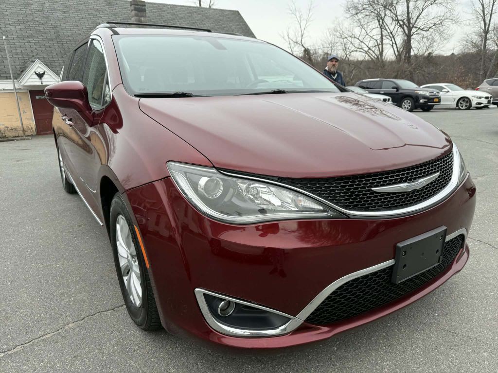 2017 Chrysler Pacifica Image 1