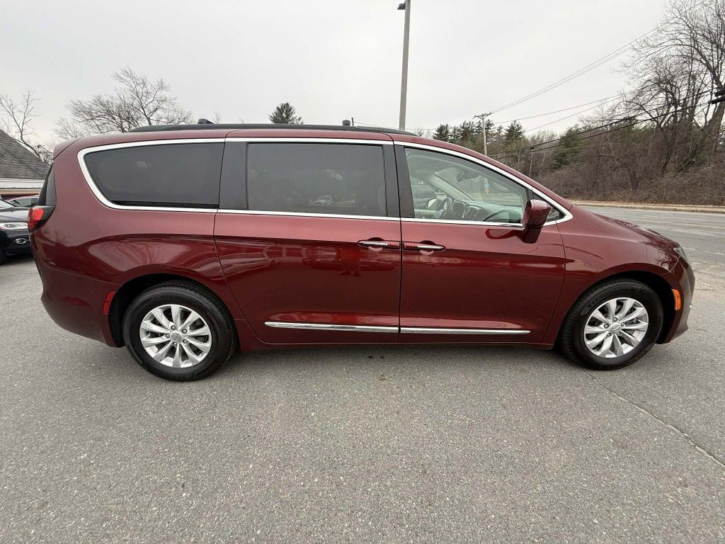 2017 Chrysler Pacifica Image 8