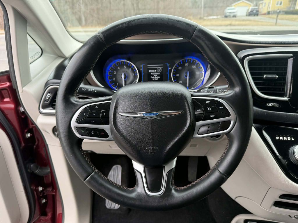 2017 Chrysler Pacifica Image 12