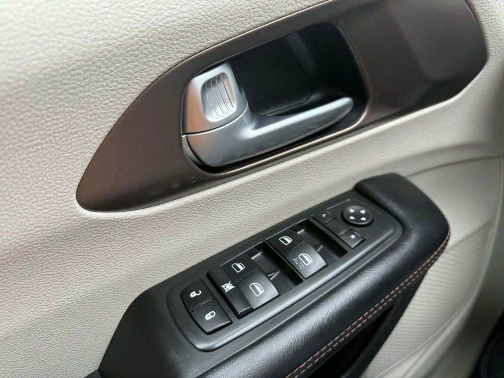 2017 Chrysler Pacifica Image 17