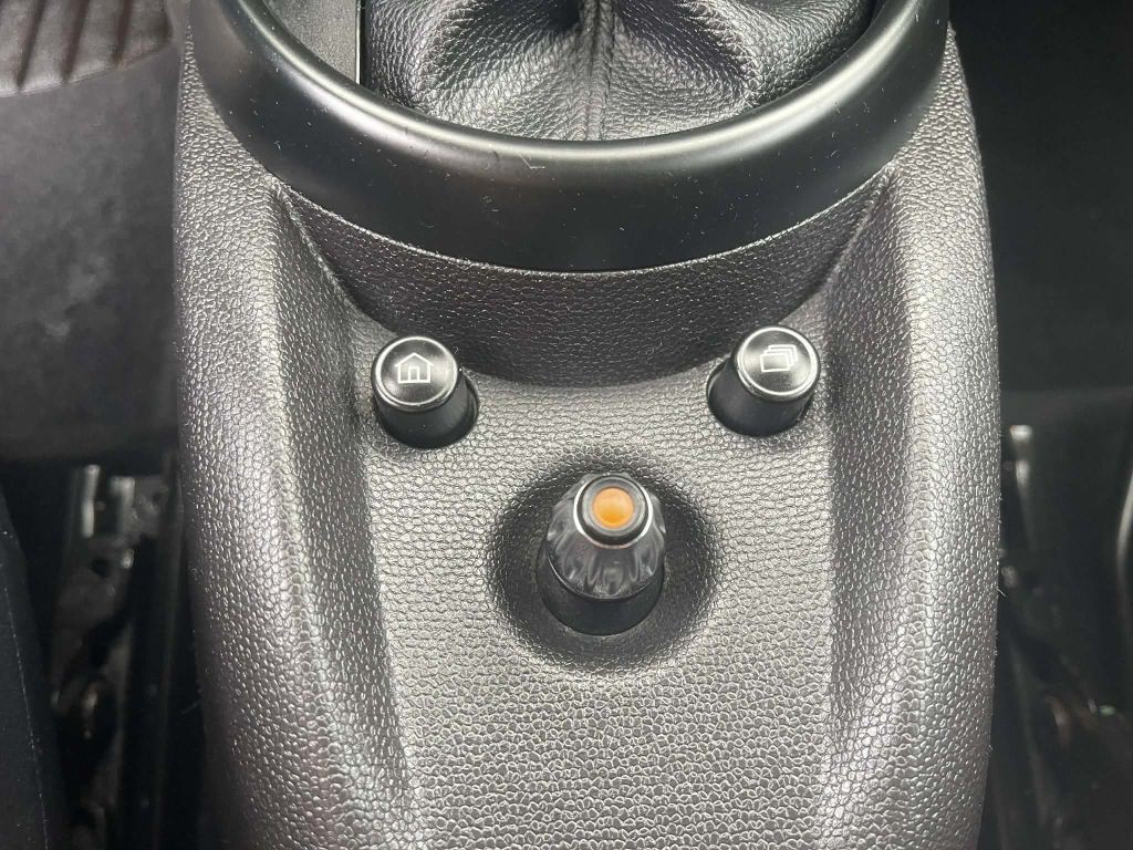 2015 MINI Cooper Image 17