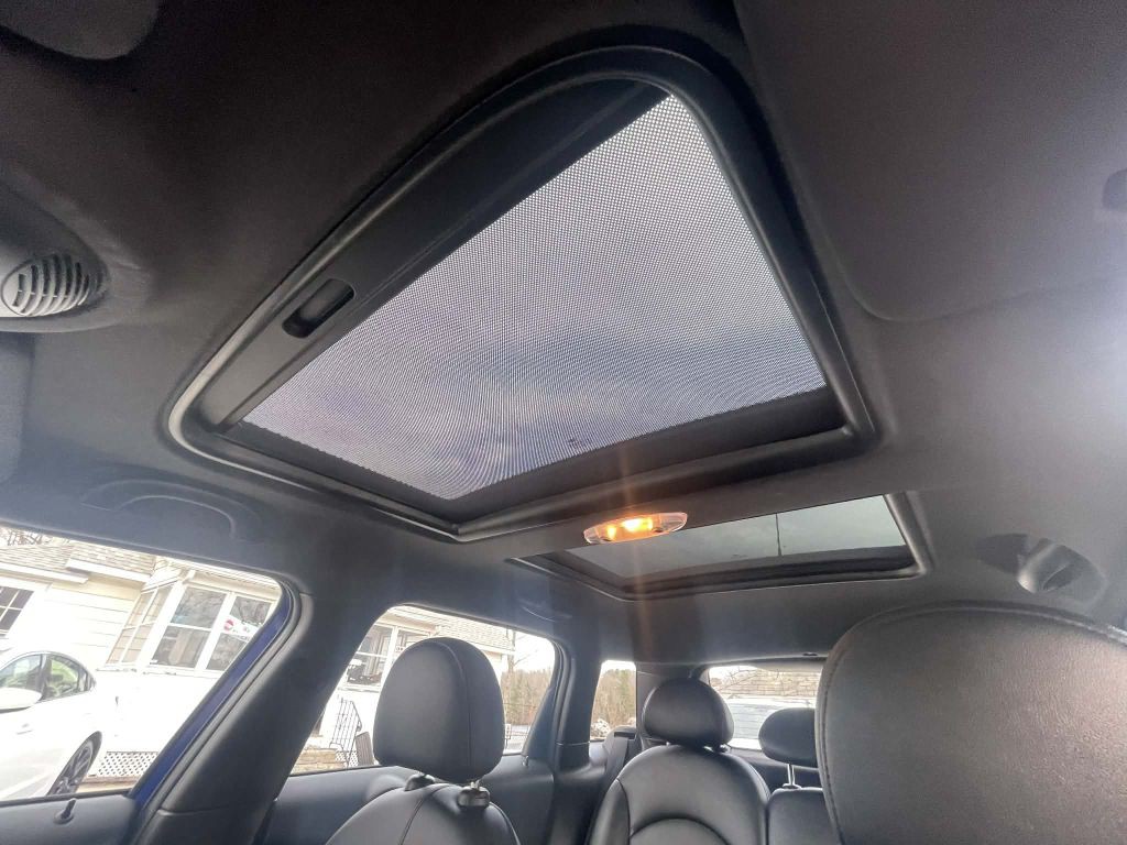 2015 MINI Cooper Image 18